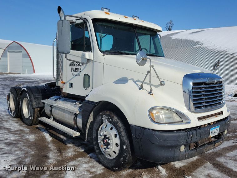 image for item NB9998 2004 Freightliner Columbia semi truck