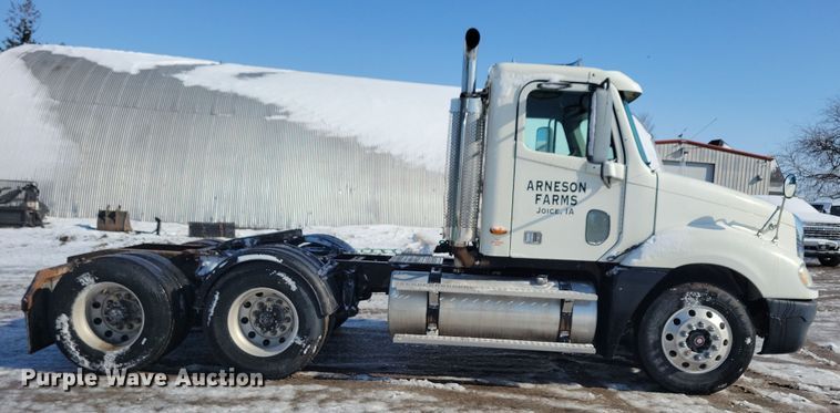 image for item NB9998 2004 Freightliner Columbia semi truck