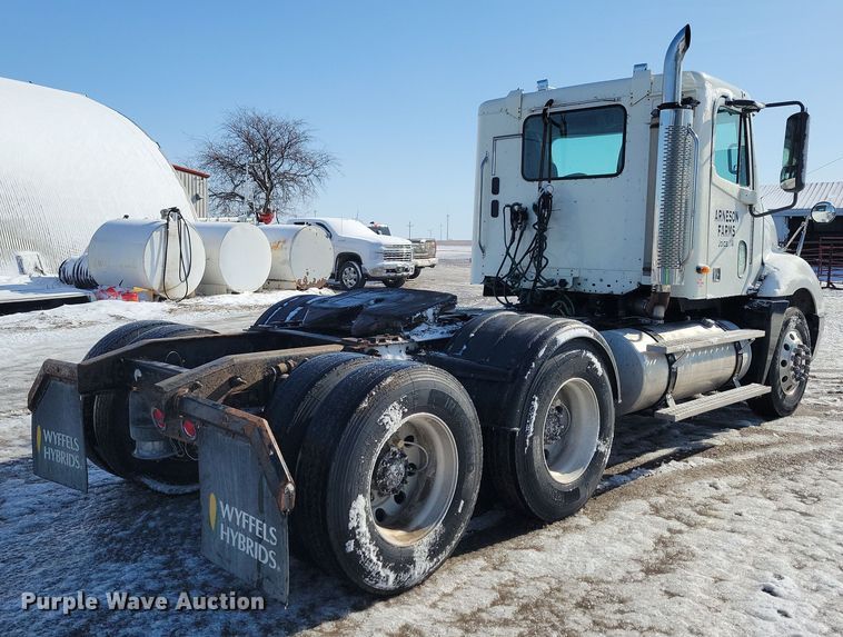 image for item NB9998 2004 Freightliner Columbia semi truck