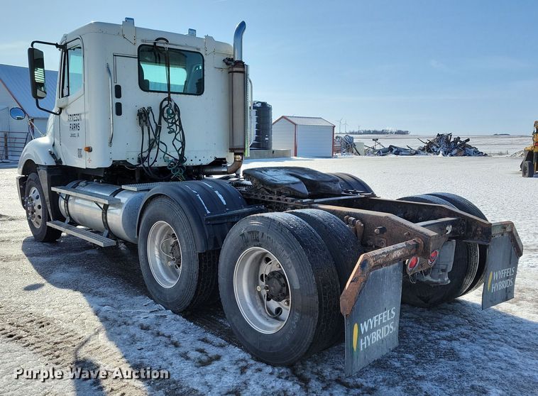 image for item NB9998 2004 Freightliner Columbia semi truck