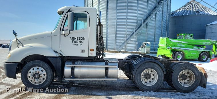 image for item NB9998 2004 Freightliner Columbia semi truck