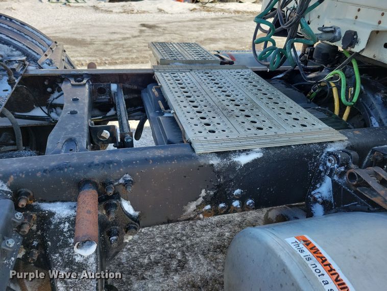 image for item NB9998 2004 Freightliner Columbia semi truck