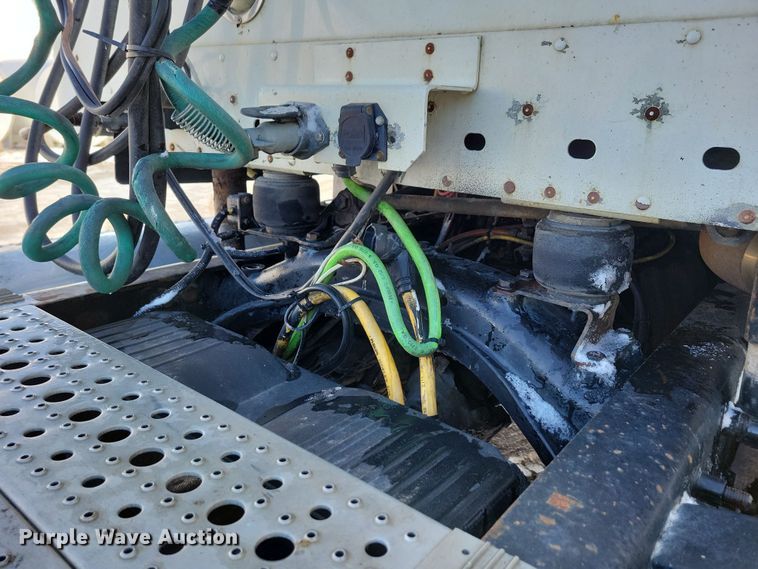 image for item NB9998 2004 Freightliner Columbia semi truck