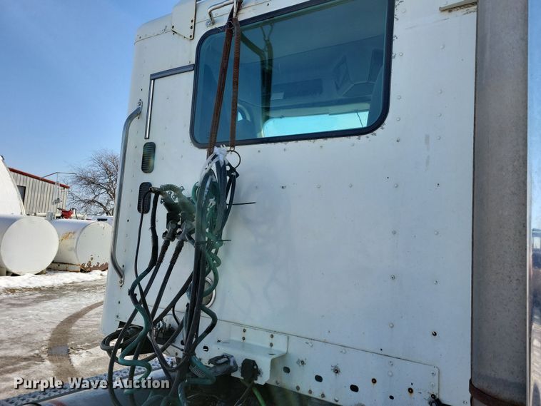 image for item NB9998 2004 Freightliner Columbia semi truck