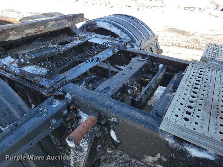 image for item NB9998 2004 Freightliner Columbia semi truck