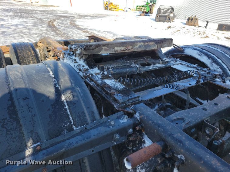 image for item NB9998 2004 Freightliner Columbia semi truck