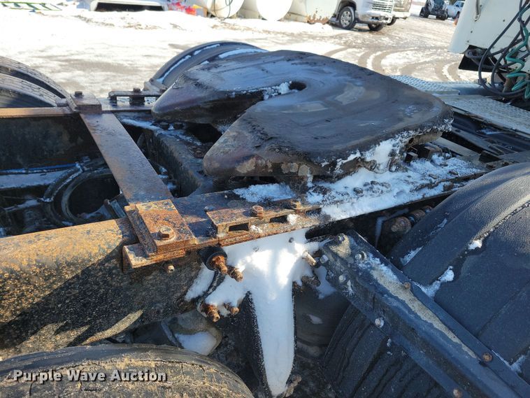 image for item NB9998 2004 Freightliner Columbia semi truck