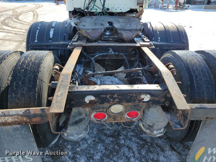 image for item NB9998 2004 Freightliner Columbia semi truck