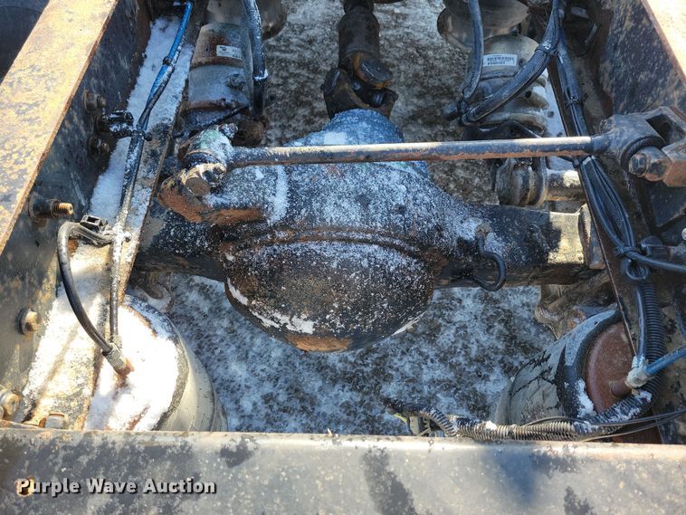 image for item NB9998 2004 Freightliner Columbia semi truck