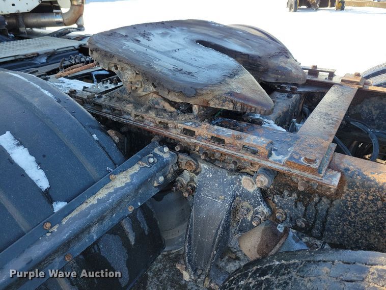 image for item NB9998 2004 Freightliner Columbia semi truck