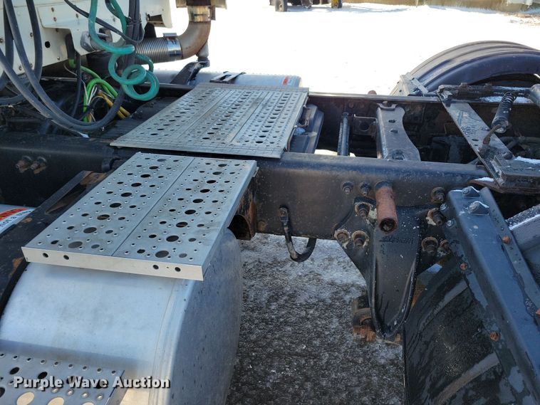 image for item NB9998 2004 Freightliner Columbia semi truck