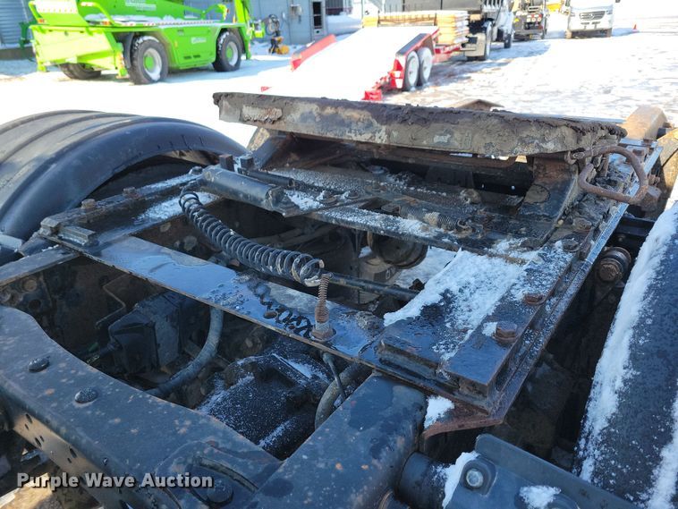 image for item NB9998 2004 Freightliner Columbia semi truck