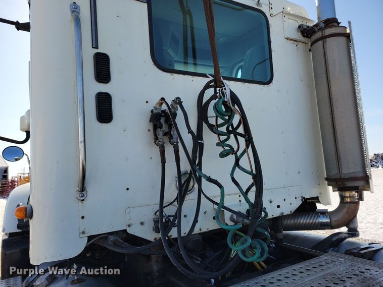 image for item NB9998 2004 Freightliner Columbia semi truck