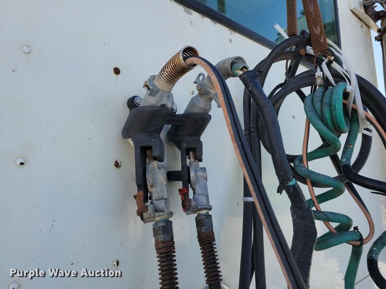 image for item NB9998 2004 Freightliner Columbia semi truck