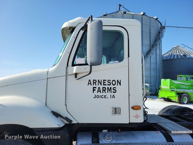 image for item NB9998 2004 Freightliner Columbia semi truck