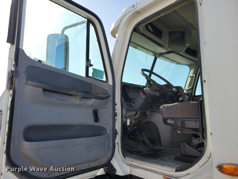 image for item NB9998 2004 Freightliner Columbia semi truck