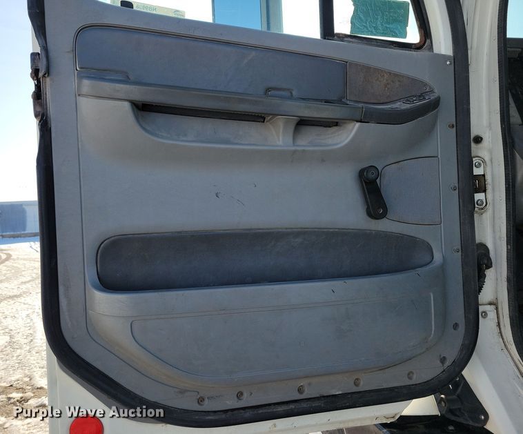 image for item NB9998 2004 Freightliner Columbia semi truck