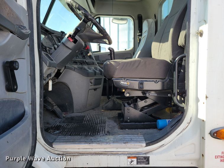 image for item NB9998 2004 Freightliner Columbia semi truck