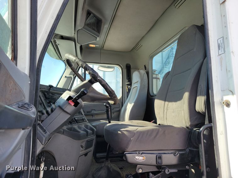 image for item NB9998 2004 Freightliner Columbia semi truck