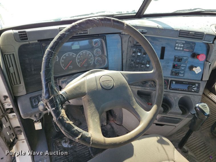 image for item NB9998 2004 Freightliner Columbia semi truck