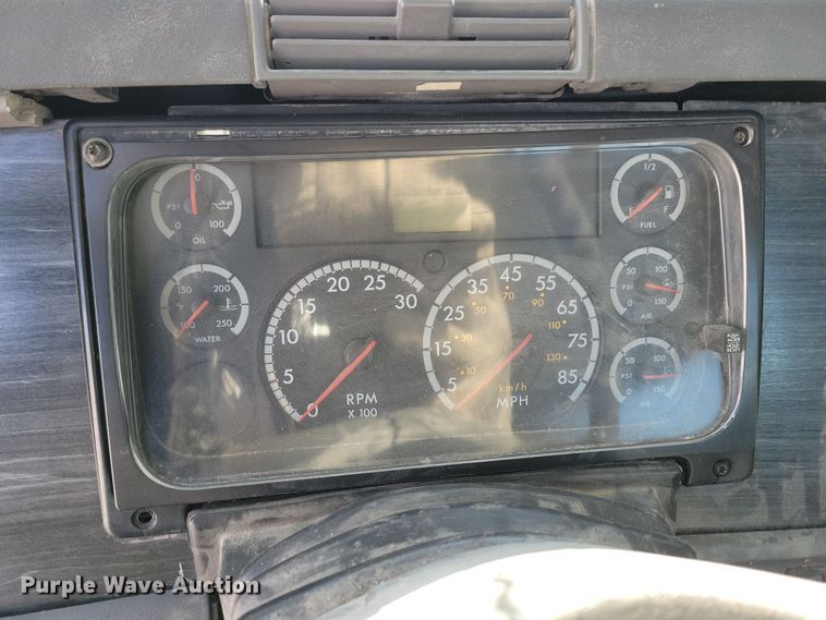 image for item NB9998 2004 Freightliner Columbia semi truck