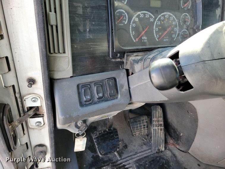 image for item NB9998 2004 Freightliner Columbia semi truck