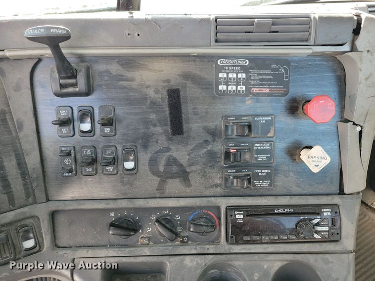 image for item NB9998 2004 Freightliner Columbia semi truck