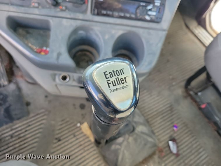 image for item NB9998 2004 Freightliner Columbia semi truck