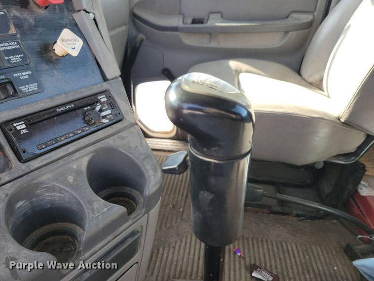 image for item NB9998 2004 Freightliner Columbia semi truck