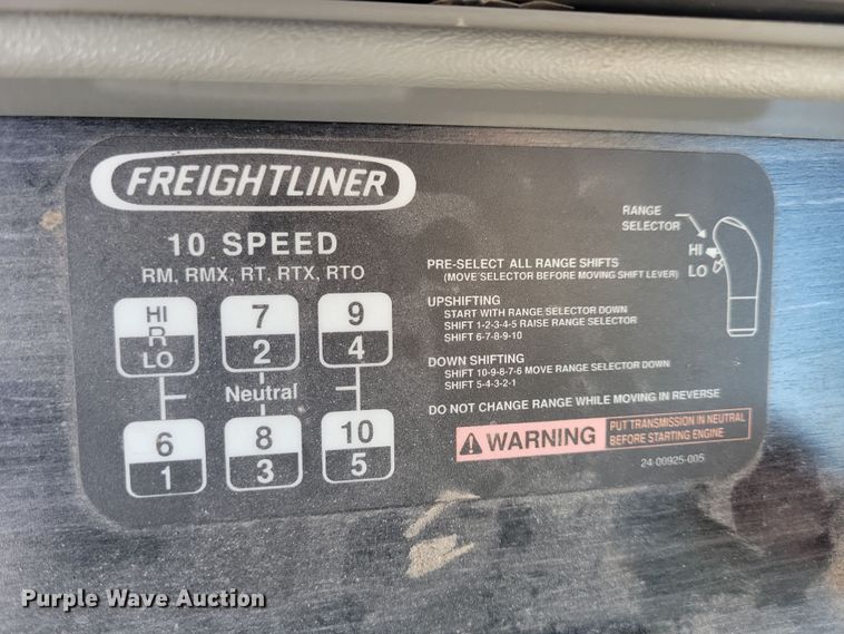 image for item NB9998 2004 Freightliner Columbia semi truck