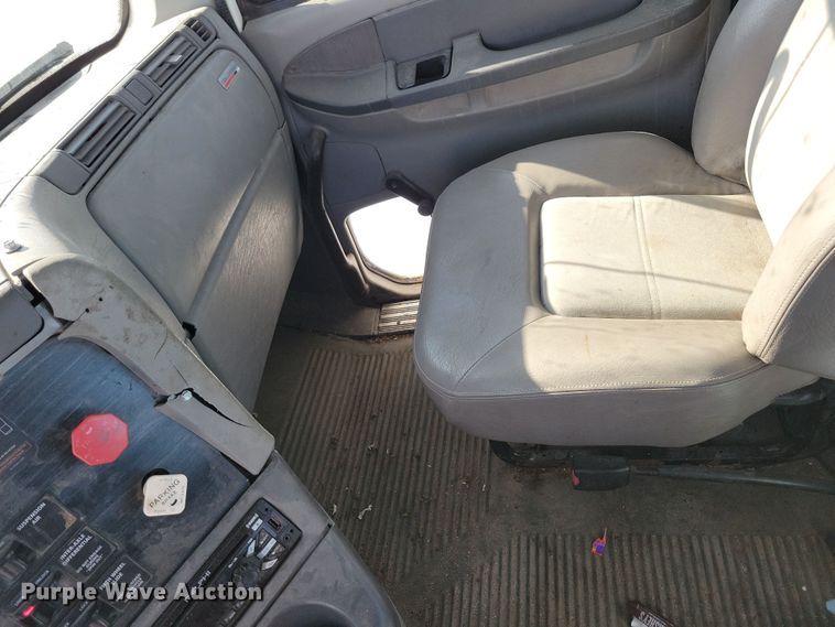 image for item NB9998 2004 Freightliner Columbia semi truck