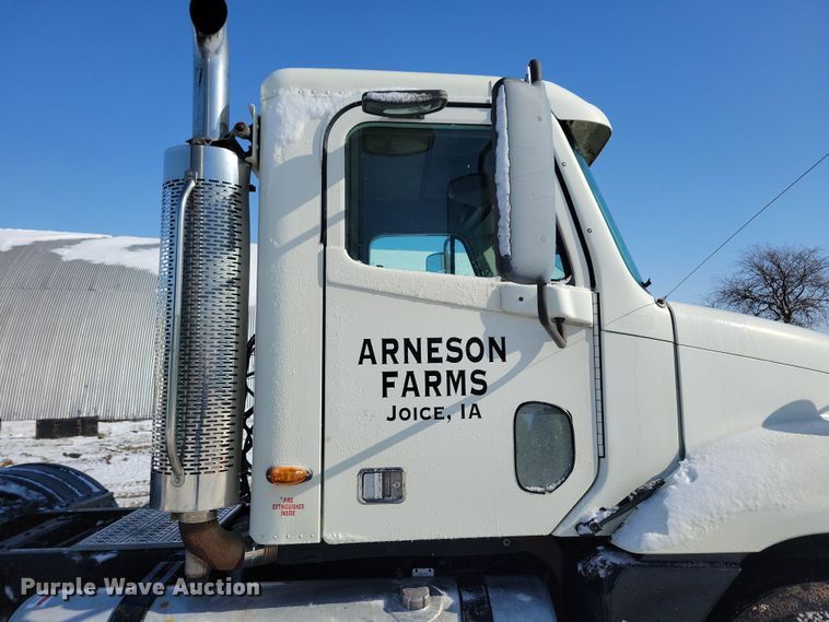 image for item NB9998 2004 Freightliner Columbia semi truck