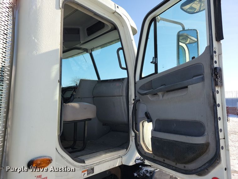 image for item NB9998 2004 Freightliner Columbia semi truck