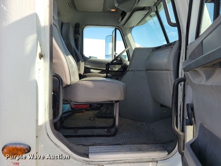 image for item NB9998 2004 Freightliner Columbia semi truck