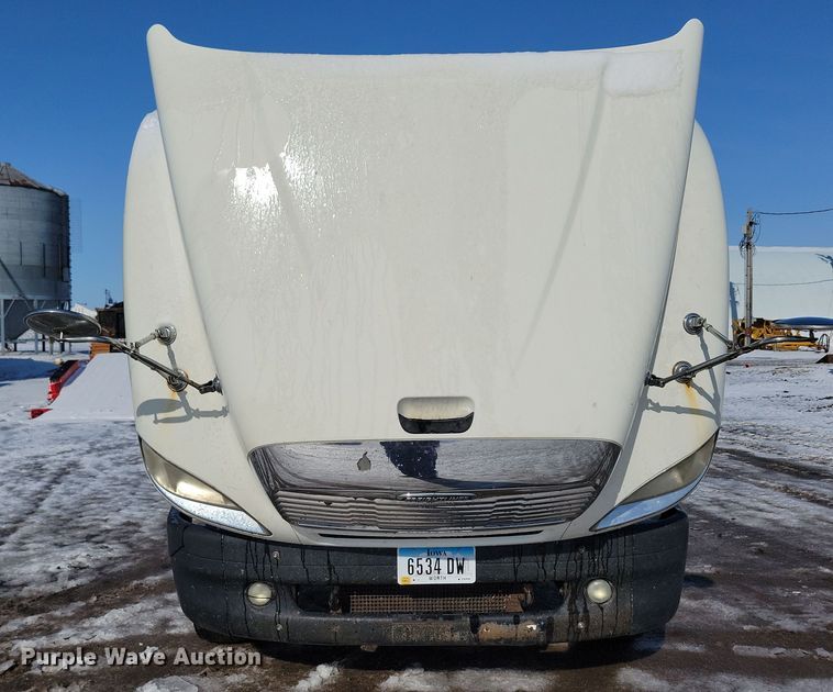 image for item NB9998 2004 Freightliner Columbia semi truck