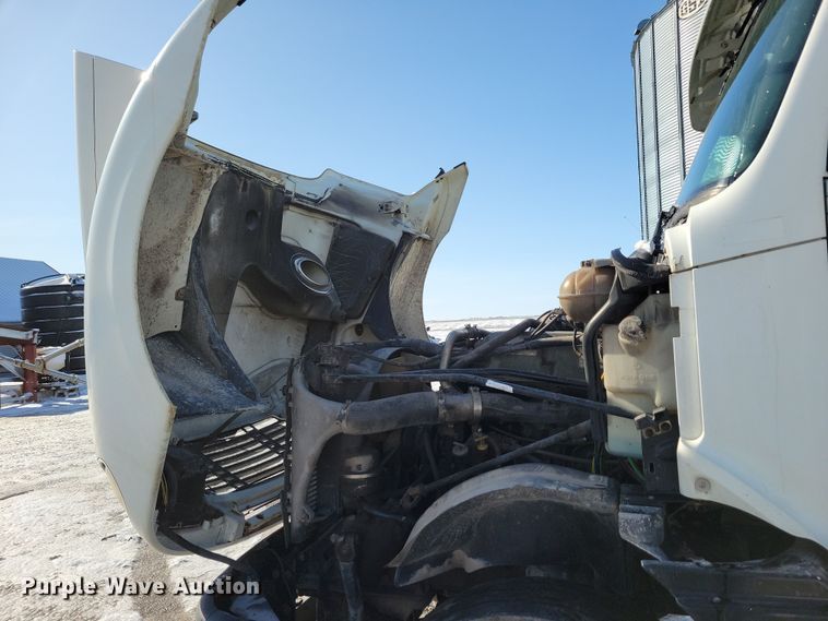 image for item NB9998 2004 Freightliner Columbia semi truck