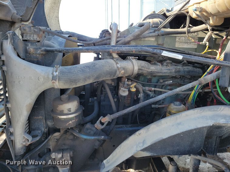 image for item NB9998 2004 Freightliner Columbia semi truck