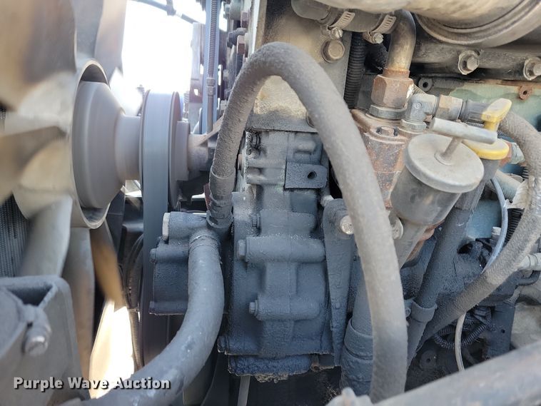 image for item NB9998 2004 Freightliner Columbia semi truck