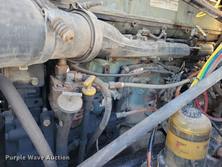 image for item NB9998 2004 Freightliner Columbia semi truck