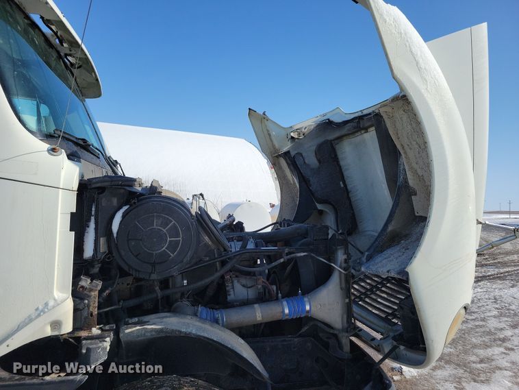 image for item NB9998 2004 Freightliner Columbia semi truck