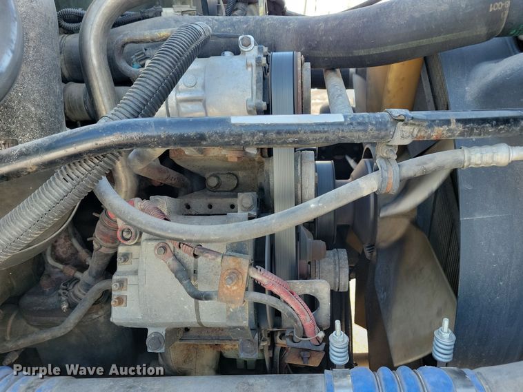 image for item NB9998 2004 Freightliner Columbia semi truck