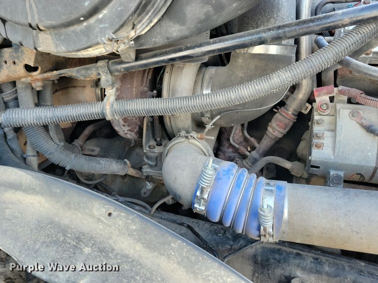 image for item NB9998 2004 Freightliner Columbia semi truck