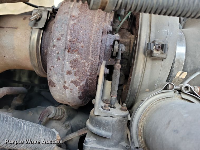 image for item NB9998 2004 Freightliner Columbia semi truck