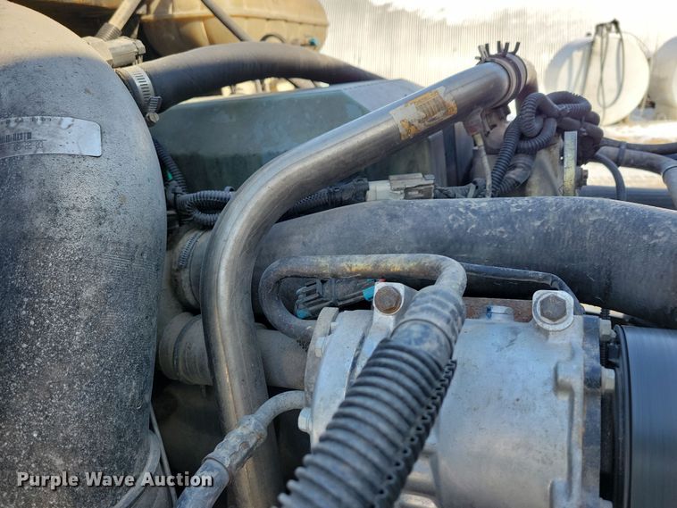 image for item NB9998 2004 Freightliner Columbia semi truck