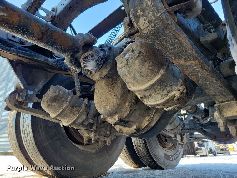 image for item NB9998 2004 Freightliner Columbia semi truck