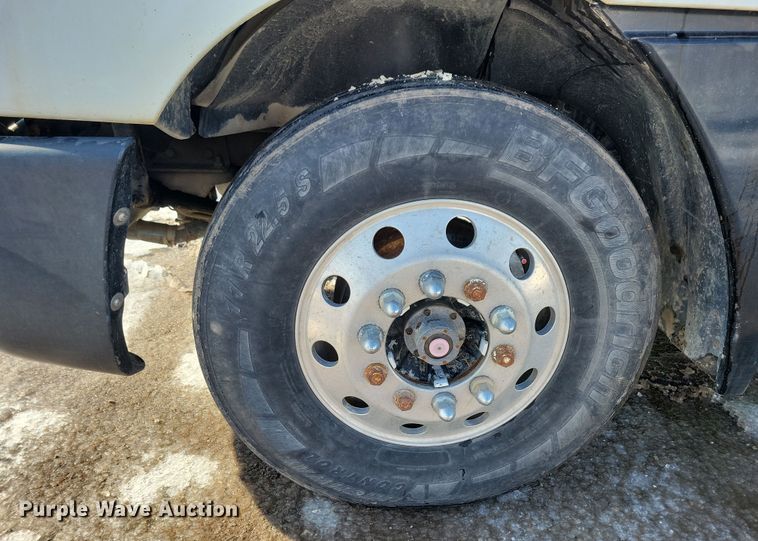 image for item NB9998 2004 Freightliner Columbia semi truck