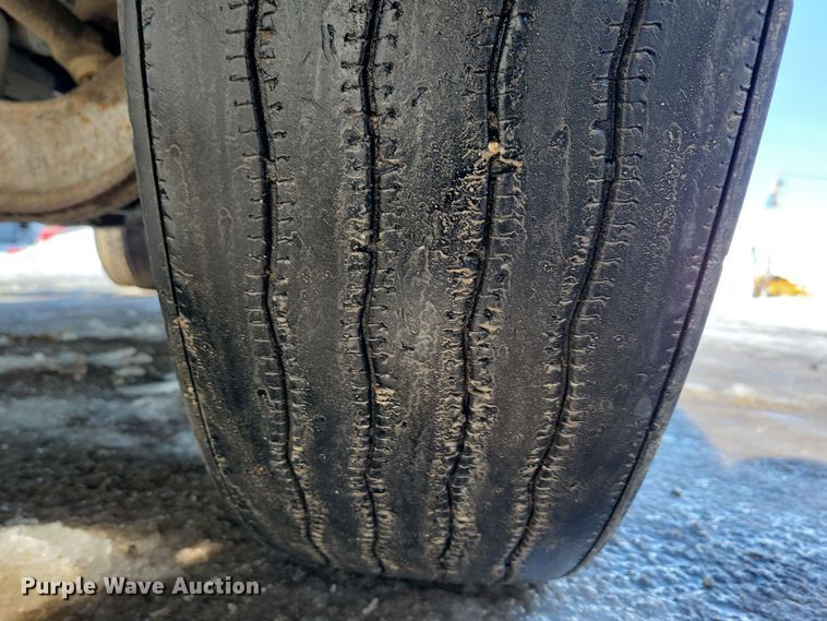 image for item NB9998 2004 Freightliner Columbia semi truck