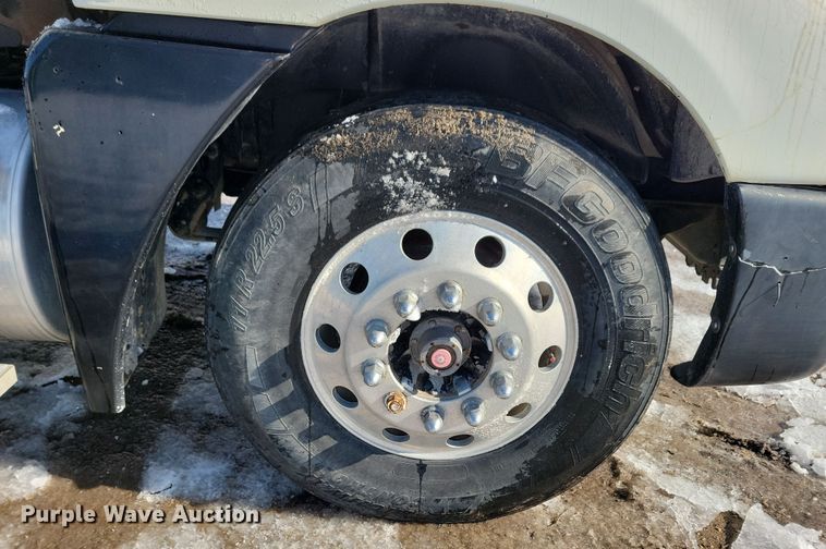 image for item NB9998 2004 Freightliner Columbia semi truck