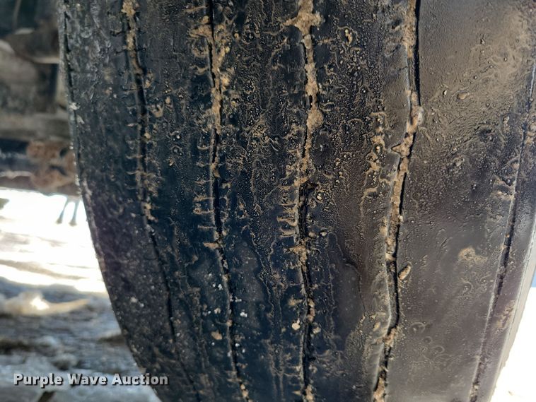 image for item NB9998 2004 Freightliner Columbia semi truck