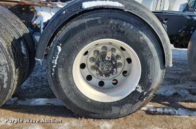 image for item NB9998 2004 Freightliner Columbia semi truck